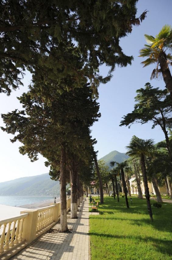 Hotel Lazurniy Bereg Gagra Exterior foto